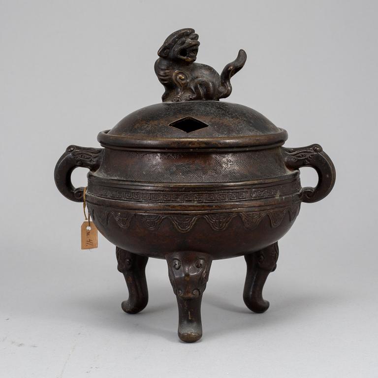 A Japanese bronze censer with cover, Meiji period (1868-1912).