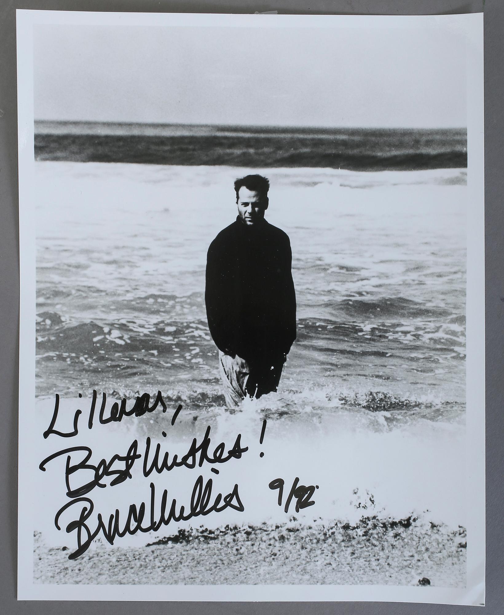 KEVIN COSTNER SAMT BRUCE WILLIS, foton med namnteckningar.