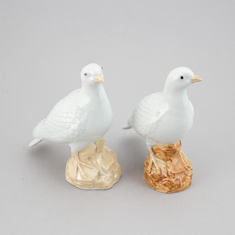 A pair of white glazed doves, Qing dynasty, 20th Century.