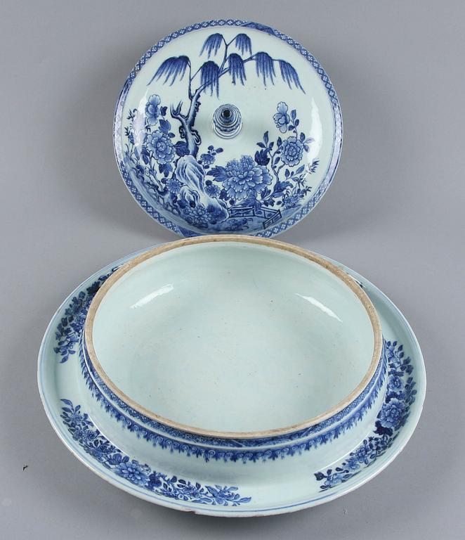 A large blue and white tureen with cover, Qing dynasty, Qianlong (1736-95).