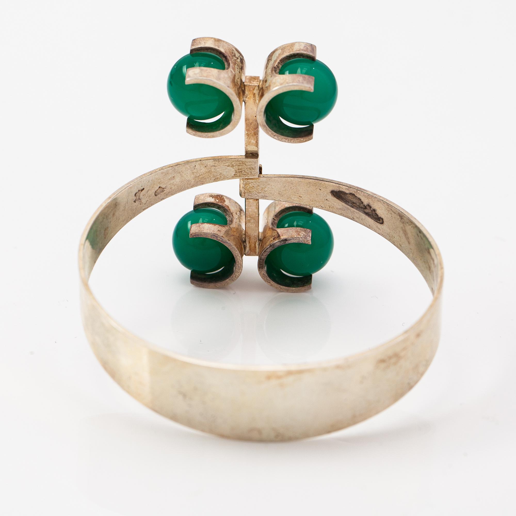 Rannekoru, stelringhopeaa ja kalcedoneja. Kupittaan kulta, Turku.