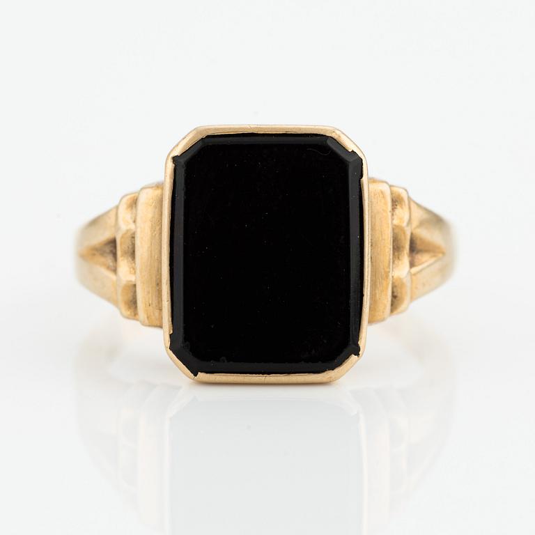 Signet ring, 18K gold with black stone.