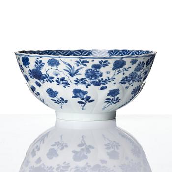 A blue and white 'floral' bowl, Qing dynasty, Kangxi (1662-1722).