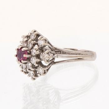 Ring 18K vitguld med rubin samt runda briljantslipade diamanter Per-G Forslund Juvelateljén Malmö 1982.