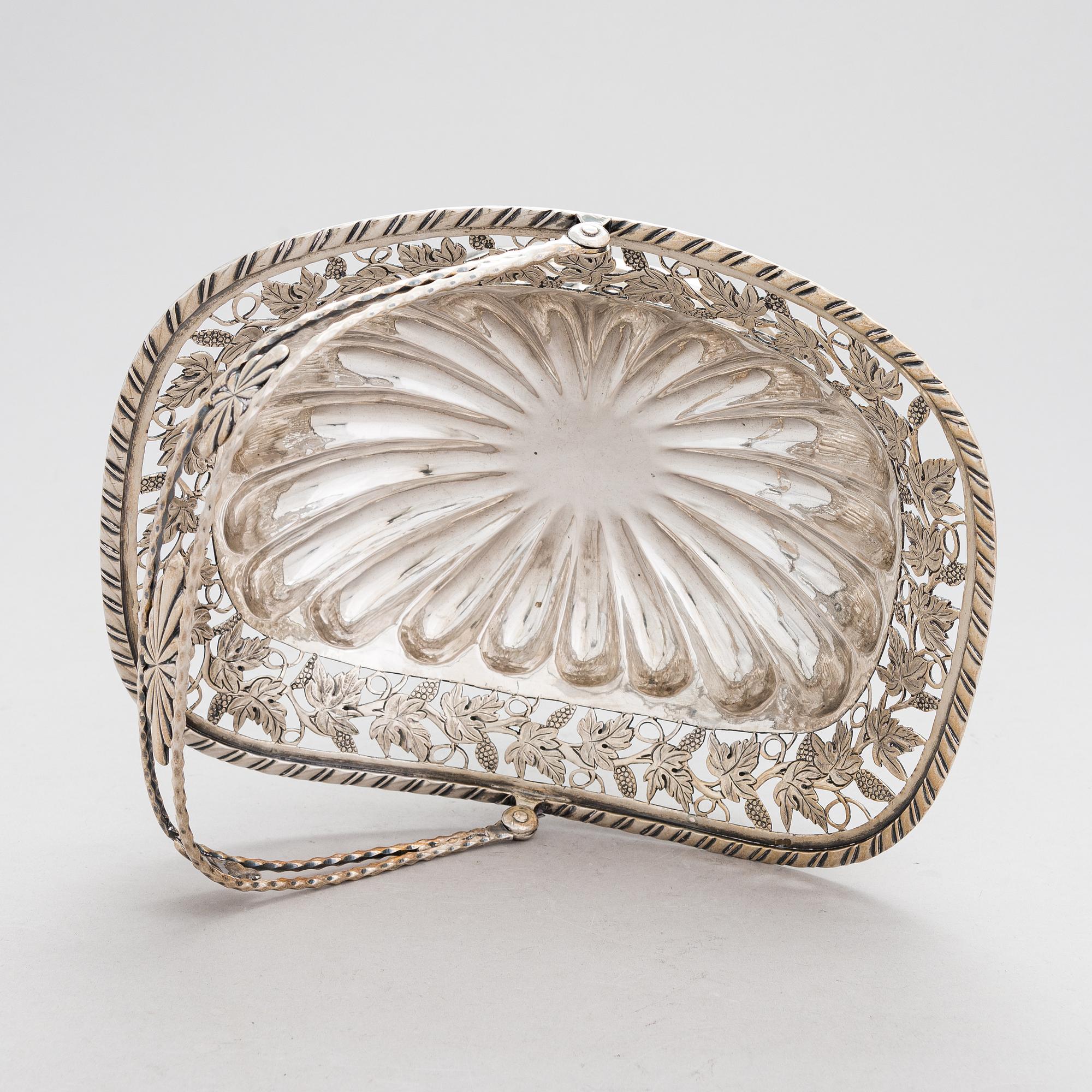 Reinhold H. Eckert, a silver bread basket, Tartu/ Dorpat 1818.