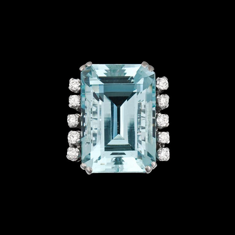 An emerald cut aquamarine ring 28.26 cts flanked by brilliant cut diamonds, tot, app. 0.40 ct.