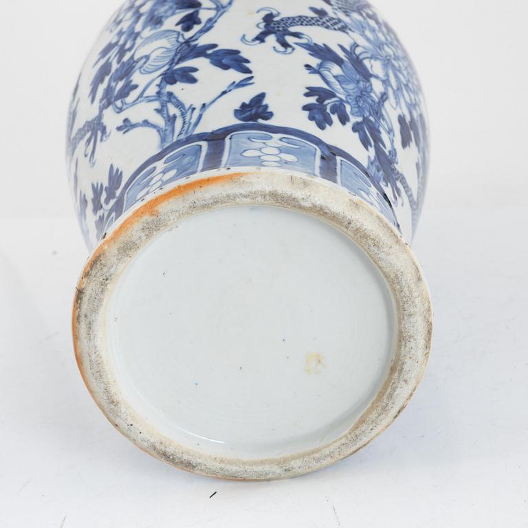 A blue and white 'dragon' vase with cover, late Qing dynasty / around 1900.