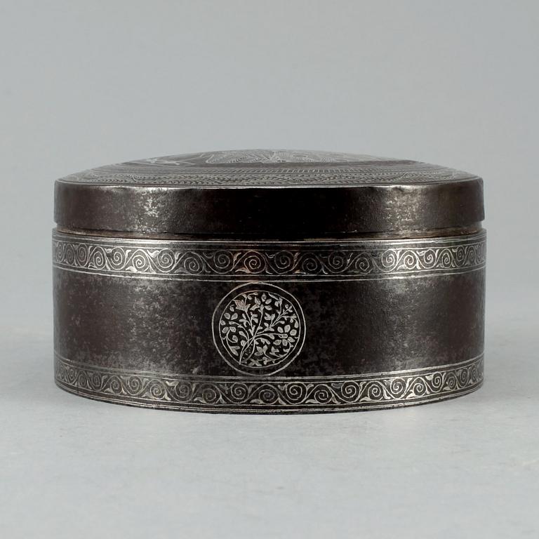 ASK MED LOCK, försilvrad, Trol. Kina, omkring år 1900.