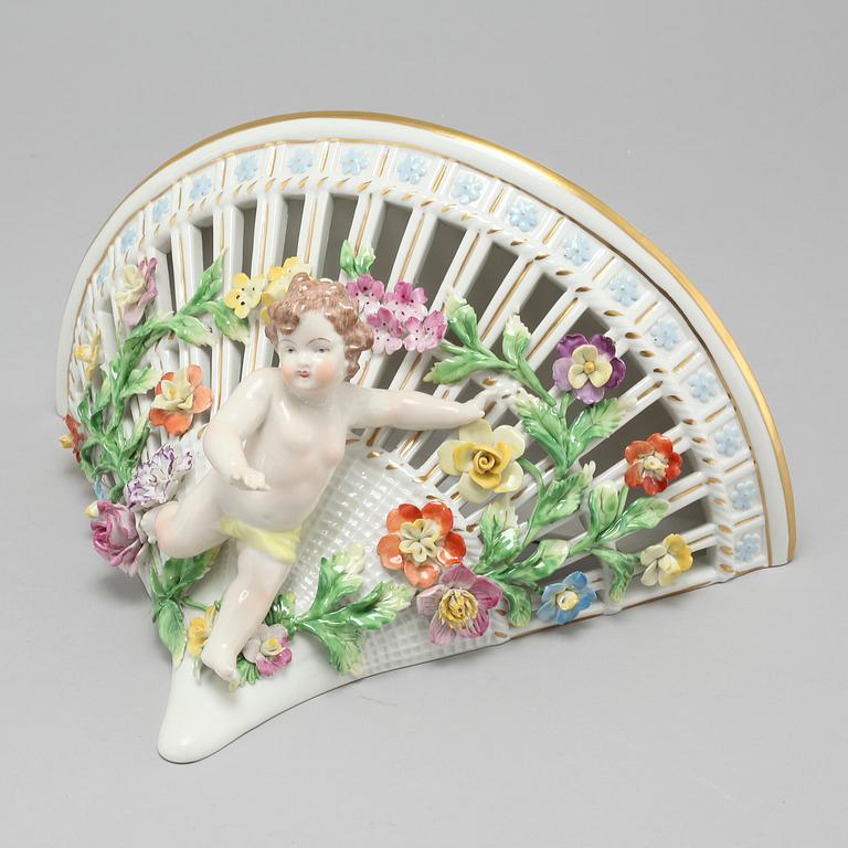 A porcealin shelf, probably from Dresden, first half of the 20th century.