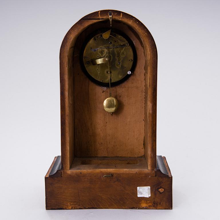 A MANTELPIECE CLOCK. 19th century.