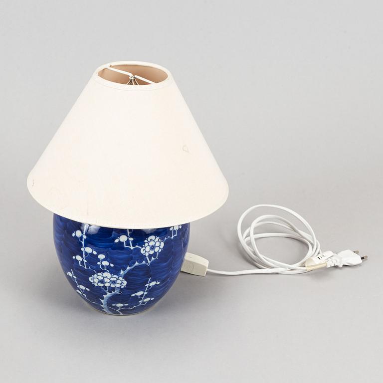 Vas, urnor med lock, två stycken, lampa, porslin. Kina, 1900-tal samt modern tillverkning.