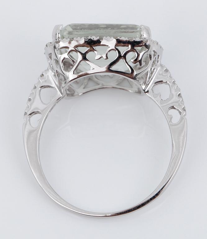 RING, 14k vitguld med prasiolit, ca 12x10 mm och diamanter. Vikt ca 3,1 g.