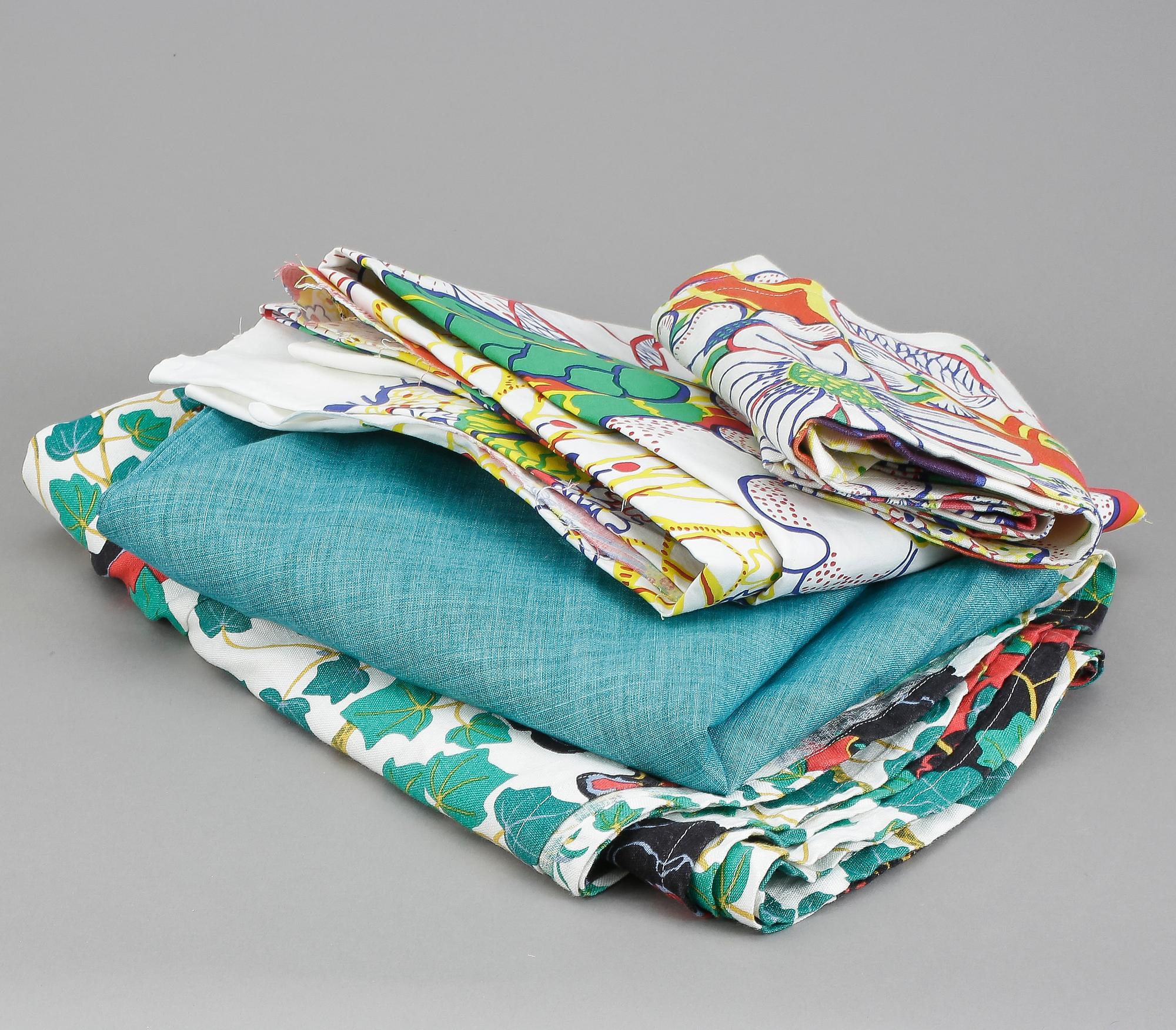 DUKAR, 2 st, GARDINKAPPA samt TYG. Svenskt Tenn, bla Josef Frank.