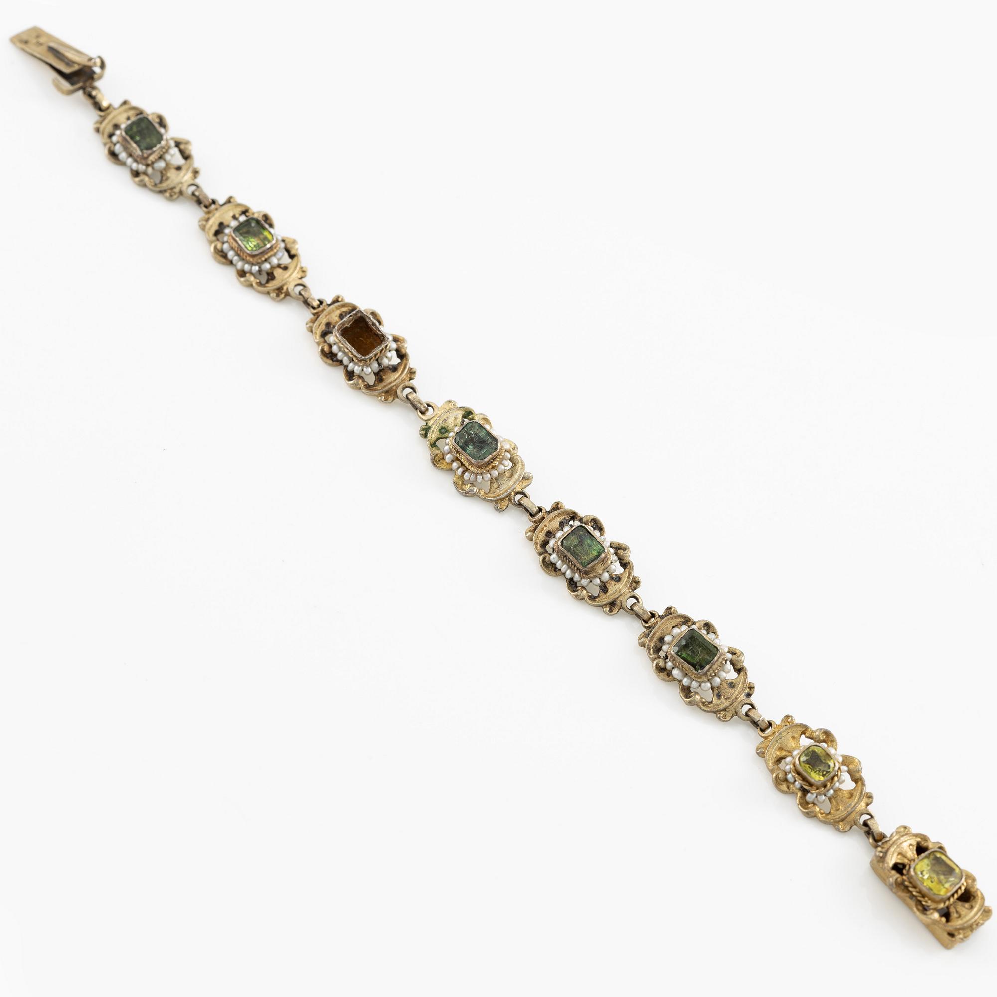 Armband silver med färgstenar och pärlor.
