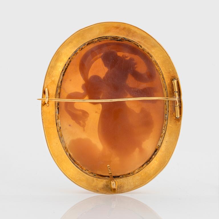 A Gustaf Möllenborg shell cameo brooch in 18K gold.