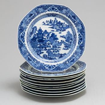 A set of 11 blue and white dinner plates, Qing dynasty, Qianlong (1736-95).