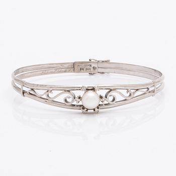 Armring 18K vitguld 1 odlad pärla ca 7,5 mm och 6 diamanter 8/8, stämplad K HIL Helge Larsson Malmö 1966, ca 16 cm.