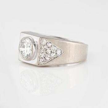 RING, med gammalslipad diamant ca 1.00 ct samt 10 små briljantslipade diamanter på vardera sida.