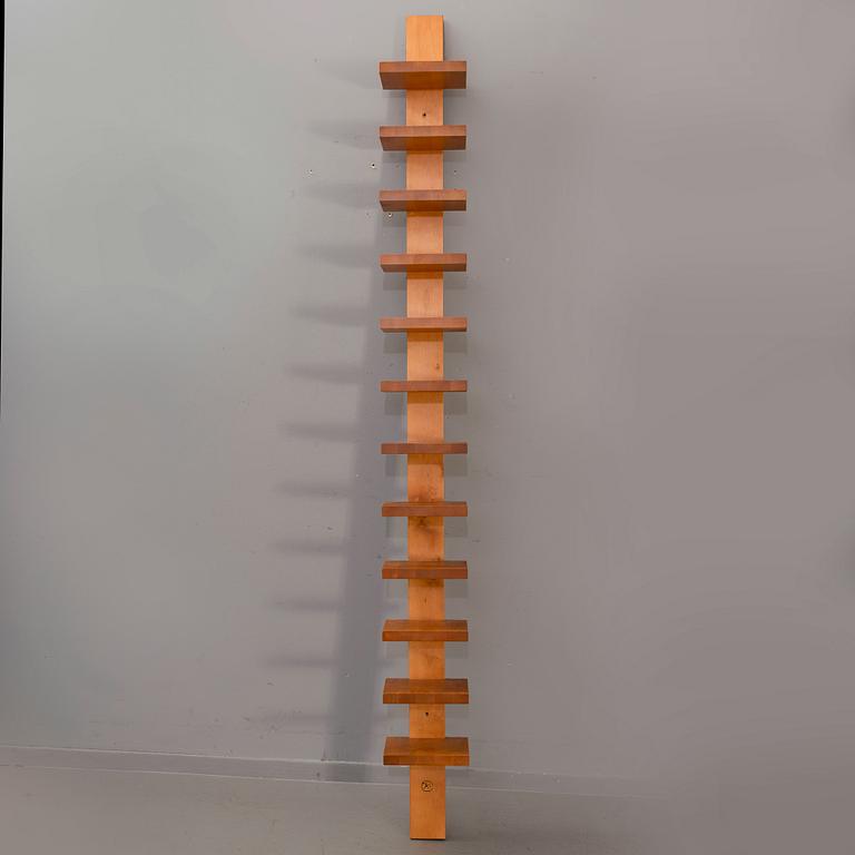 JOHN KANDELL, hylla, "Pilaster", Källemo, formgiven 1989.