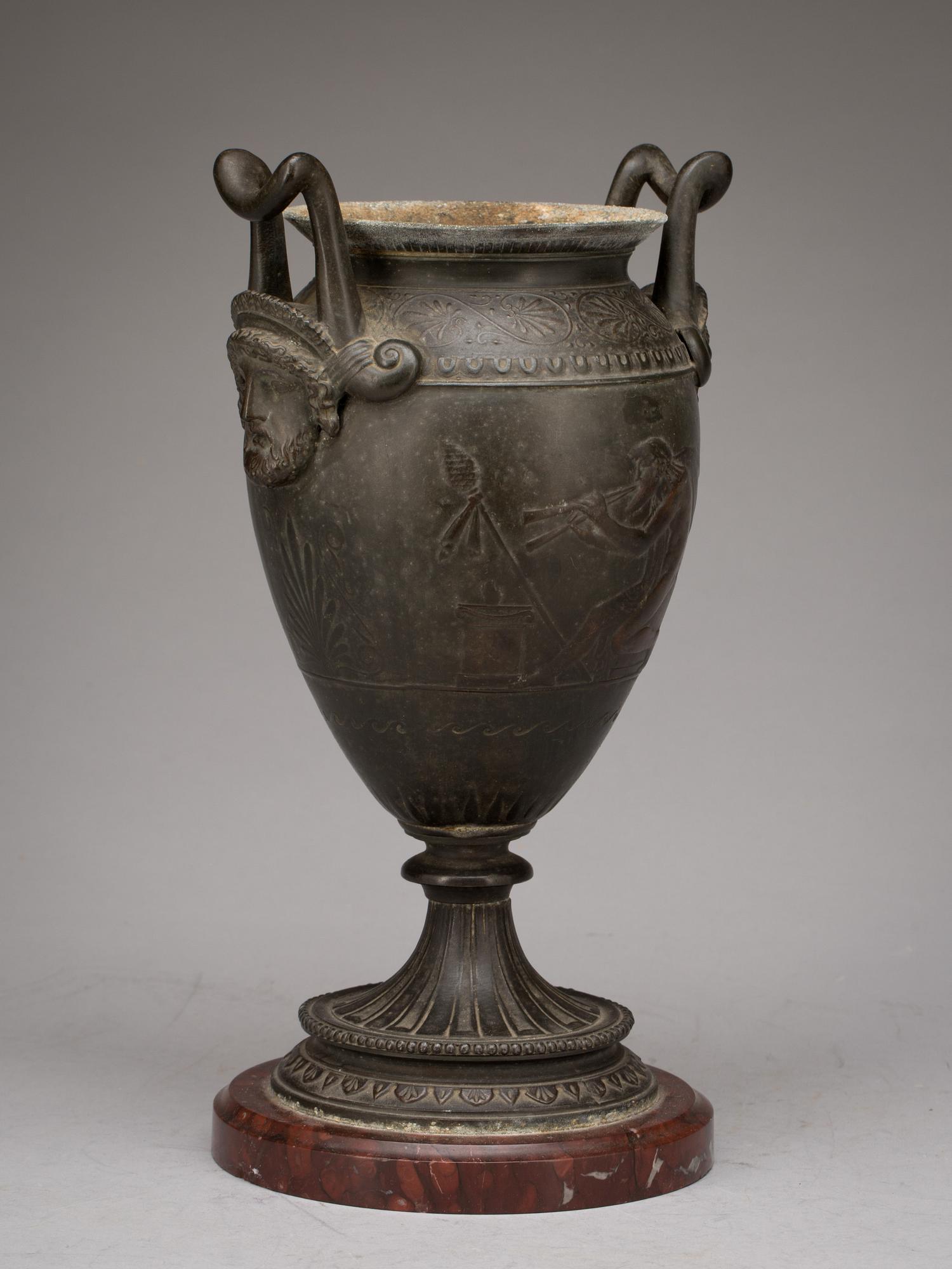 URNA, metall och sten, 1800-tal.