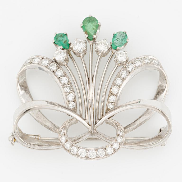 Brooch in 18K white gold with emeralds and round brilliant-cut diamonds.