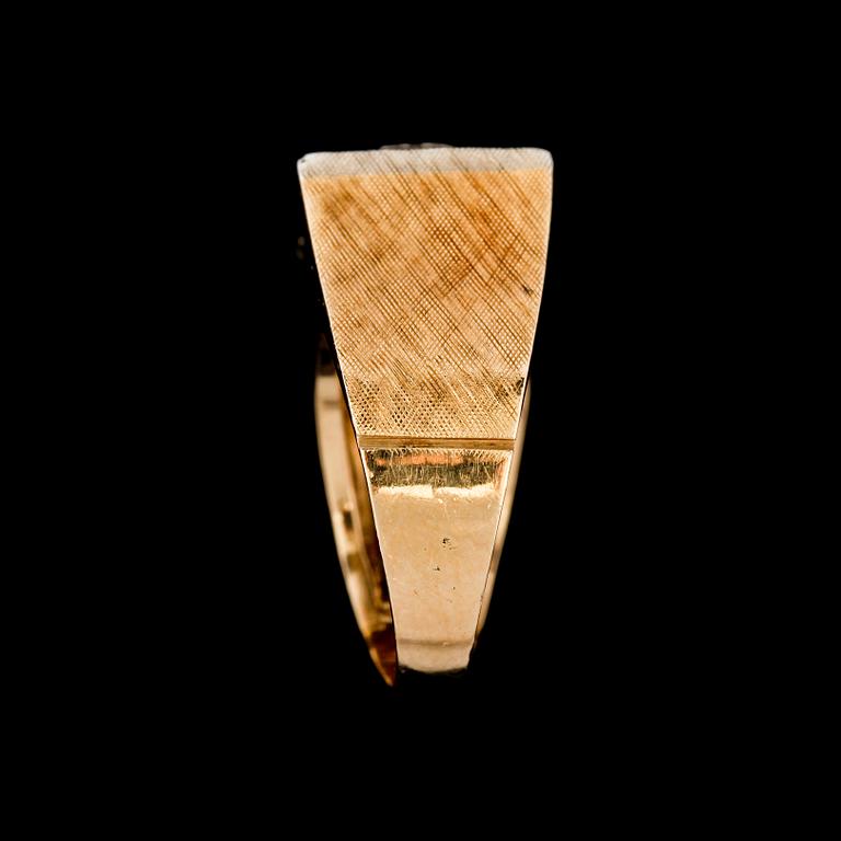 RING, 14K guld med åttkantslipade vita stenar. Vikt 6,1 g.