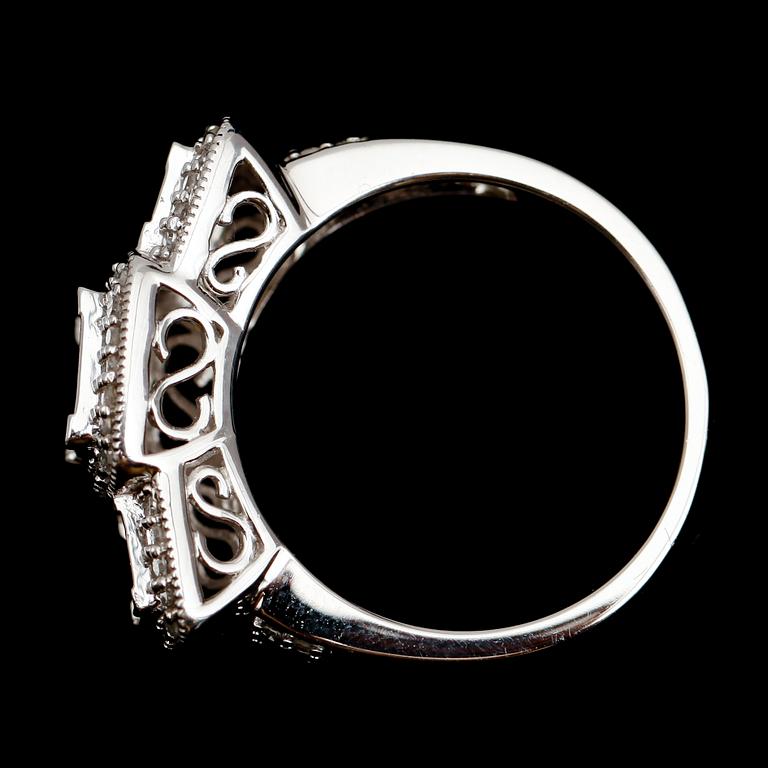 RING, 14 k vitguld, briljant och princesslipade diamanter, tot ca 1.0 ct.