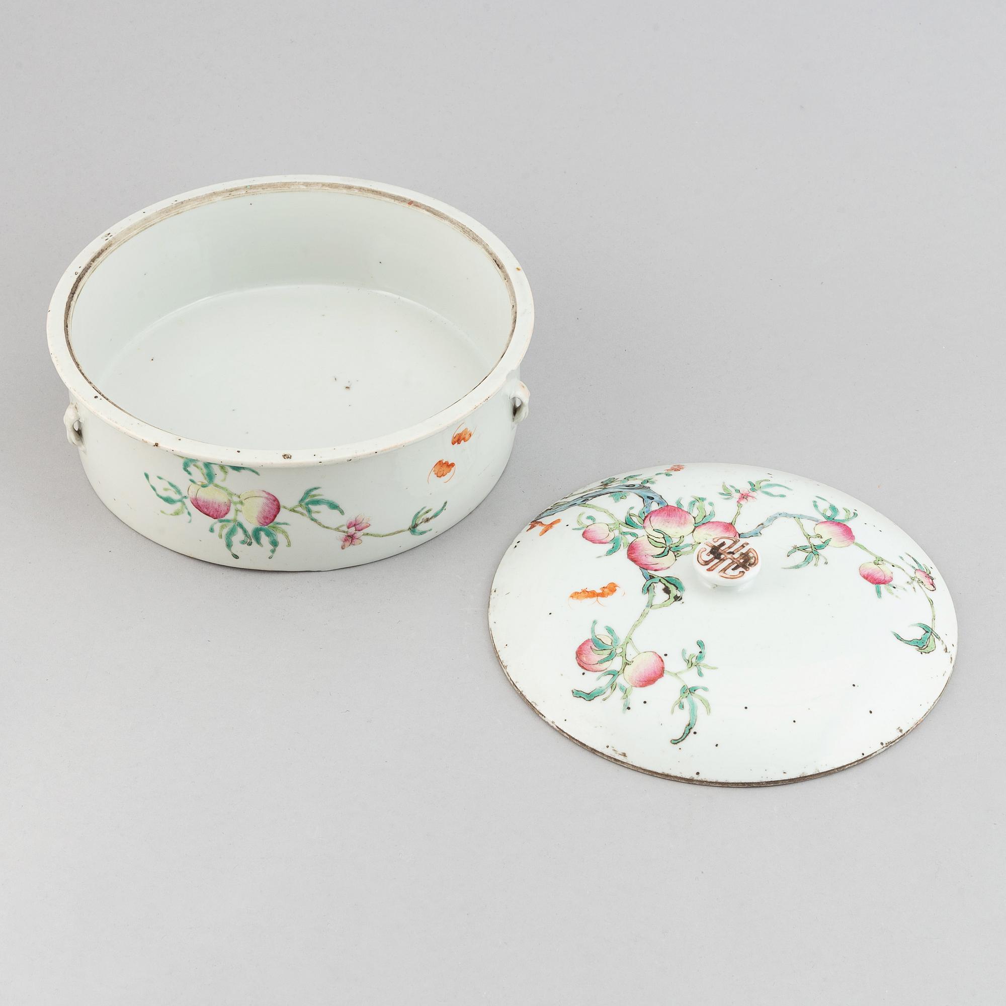 A Chinese porcelain  lidded dish, turn of the century 1900.