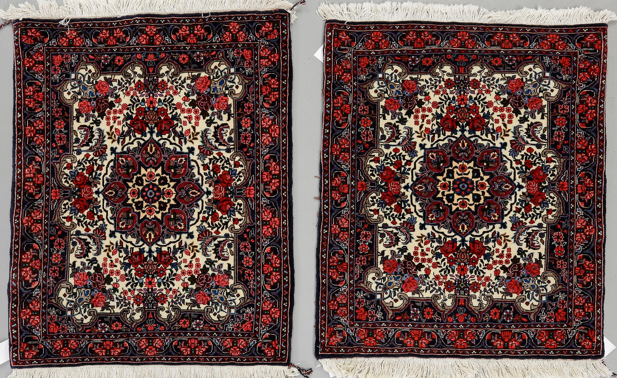MATTOR, ett par, Bidjarer. Ca 90x75 cm styck.