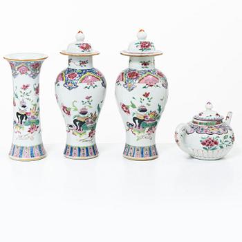 Tekanna, samt en garnityguppsättning med en vas och två urnor, exportporslin, Kina, Qingdynastin, 1700-tal.