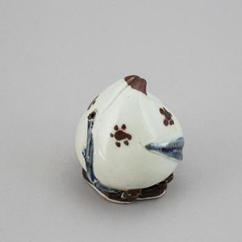 A blue and white and copper red decorated water dropper, 19th/20th century.