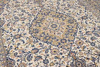 A Kashan carpet. a. 342 x 250 cm.