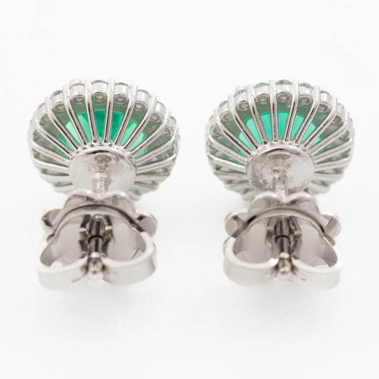 Örhängen 18K vitguld med syntetiska smaragder och briljantslipade diamanter.