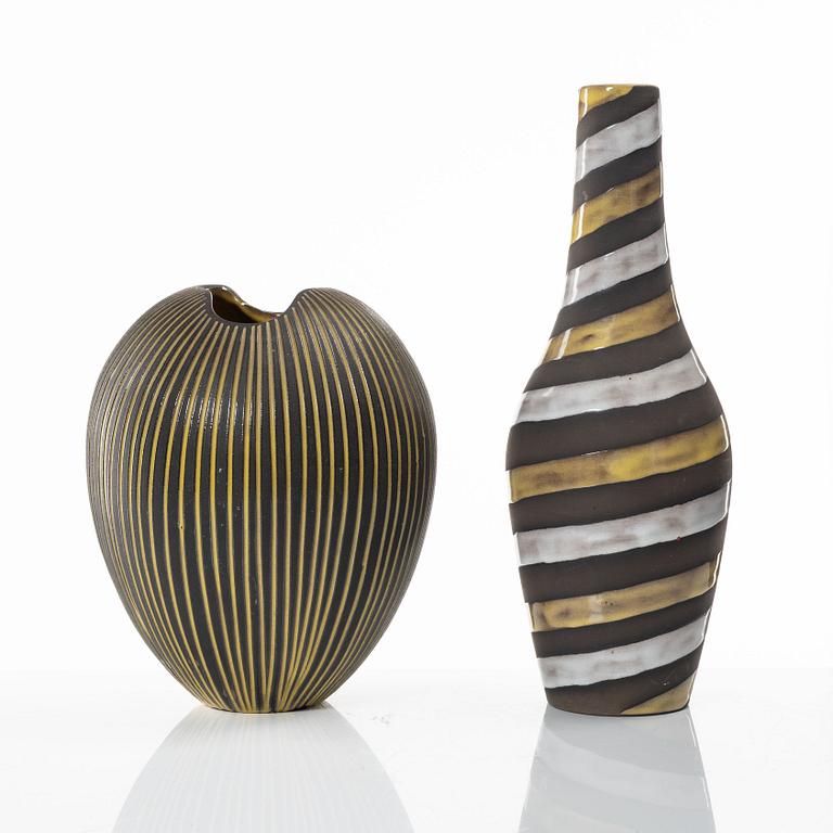 Upsala Ekeby, Ingrid Atterberg, vas, "Spiral" och Hjördis Oldfors, vas, "Kokos", lergods, Upsala-Ekeby.