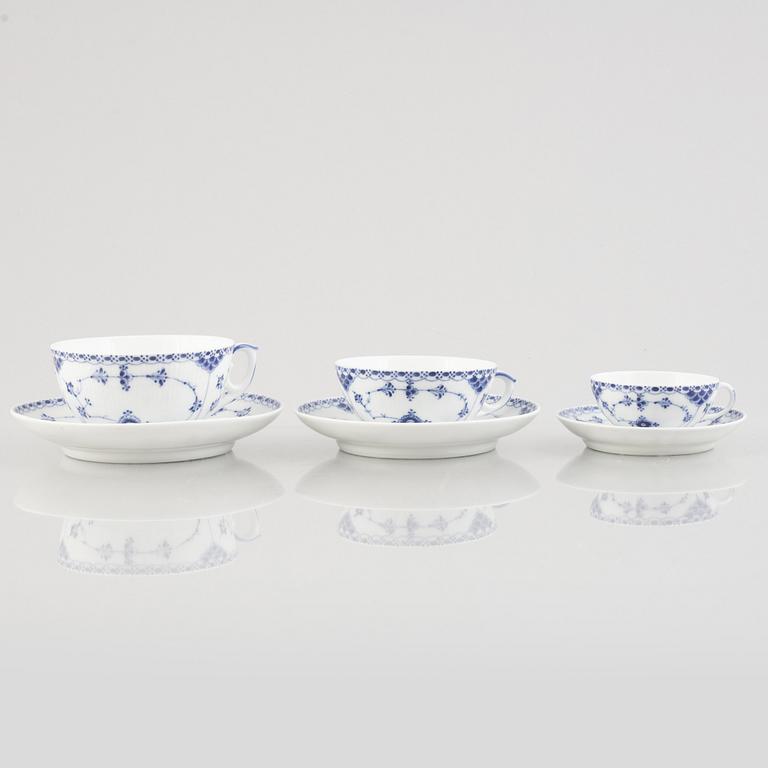 A group of three 'Blue Fluted Half Lace' / 'Musselmalet' tea cups with saucers, Royal Copenhagen, 1893-1900.