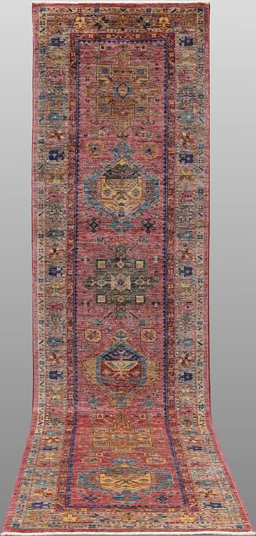 A Zigler design runner carpet, 297 x 77 cm.