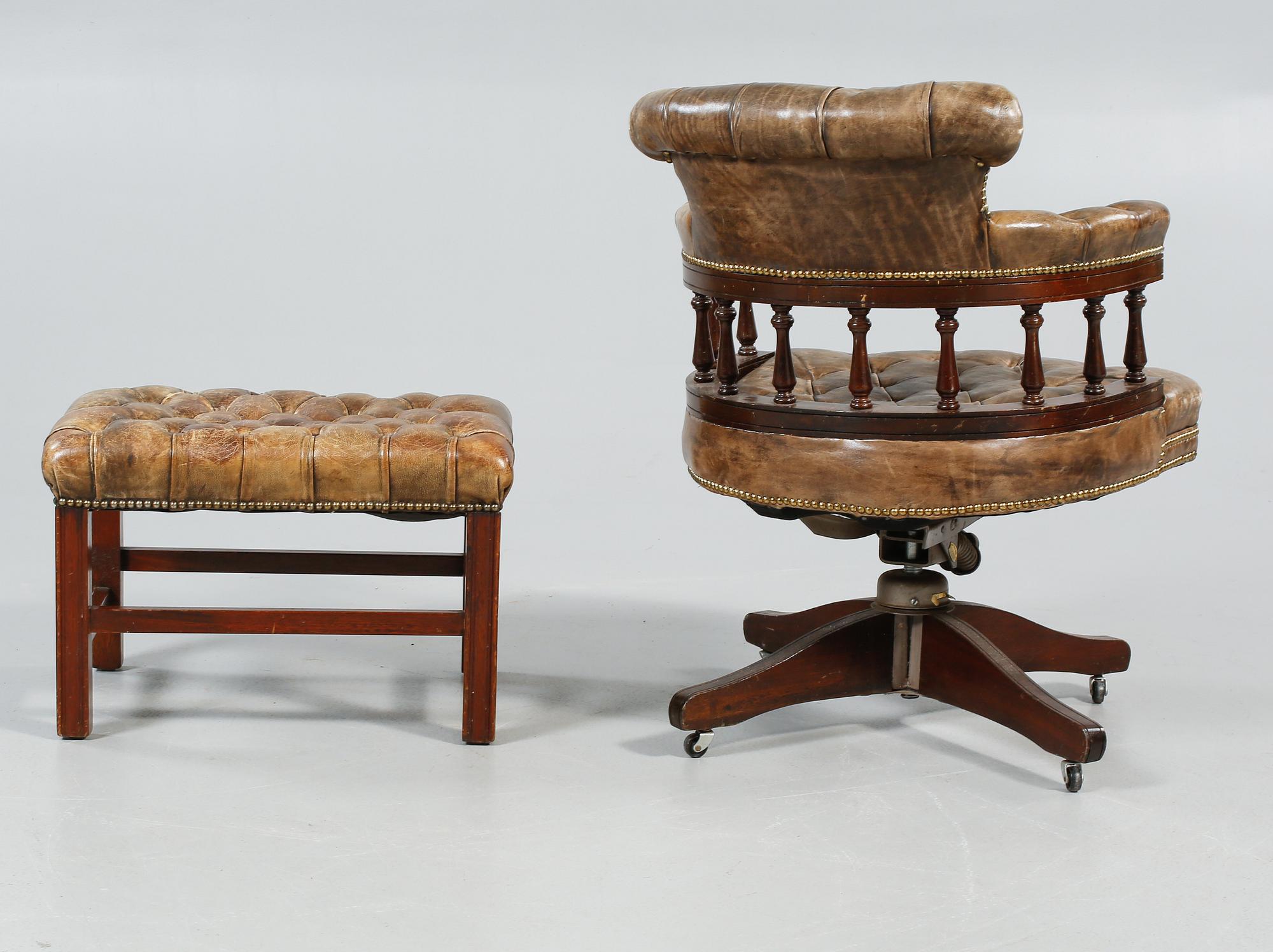SKRIVBORDSTOL SAMT FOTPALL, England, 1900-tal.