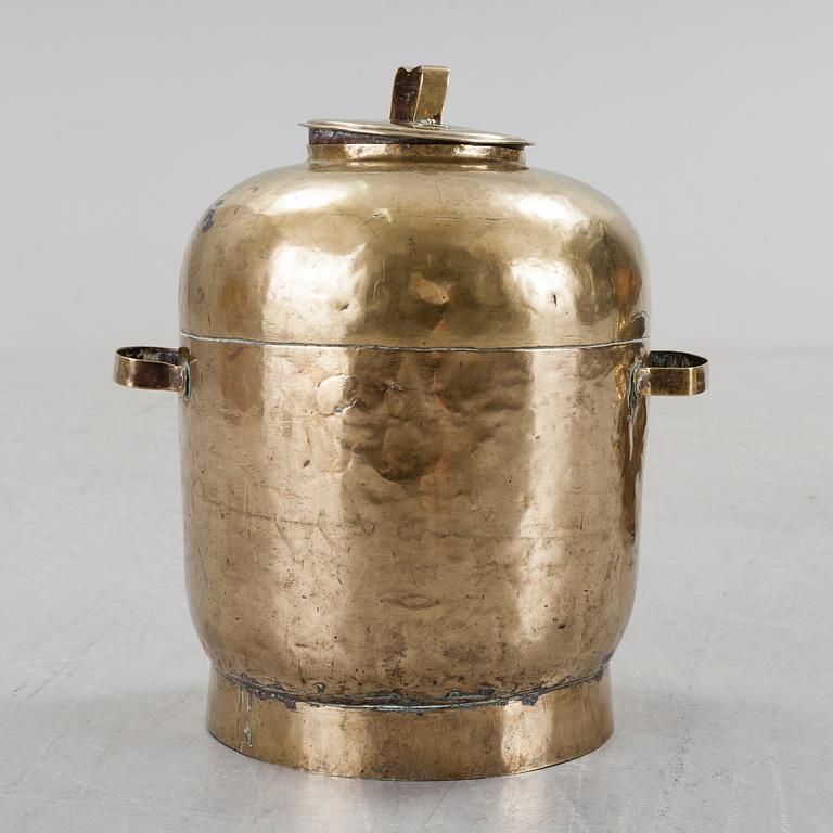 AN 18TH CENTURY WATER BRASS CONTAINER.