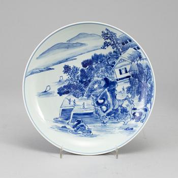 A blue and white dish, Qing dynasty, 19th Century, with seal mark.