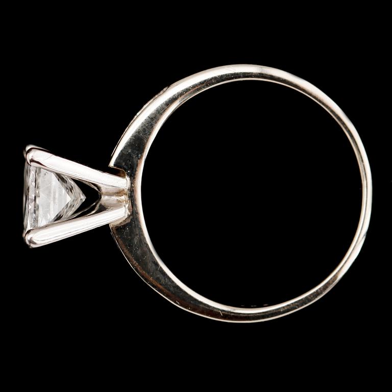 RING, 18 k vitguld, med princesslipad diamant 1.25 ct.