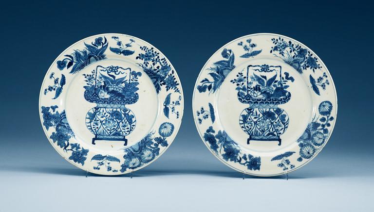 A pair of blue and white dishes, Qing dynasty, Kangxi (1662-1722).