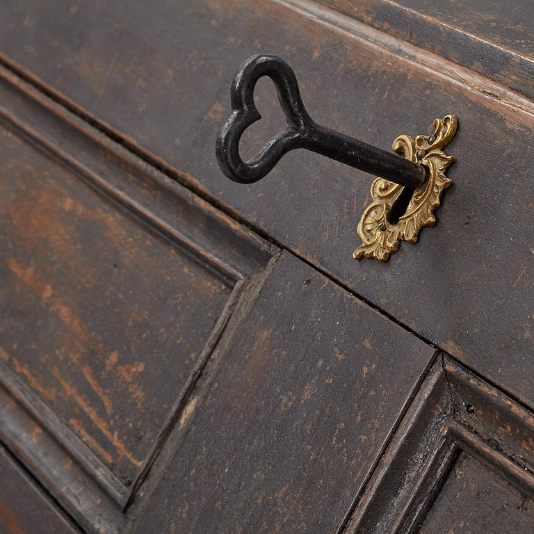 A barques chest of drawers, 18th century.