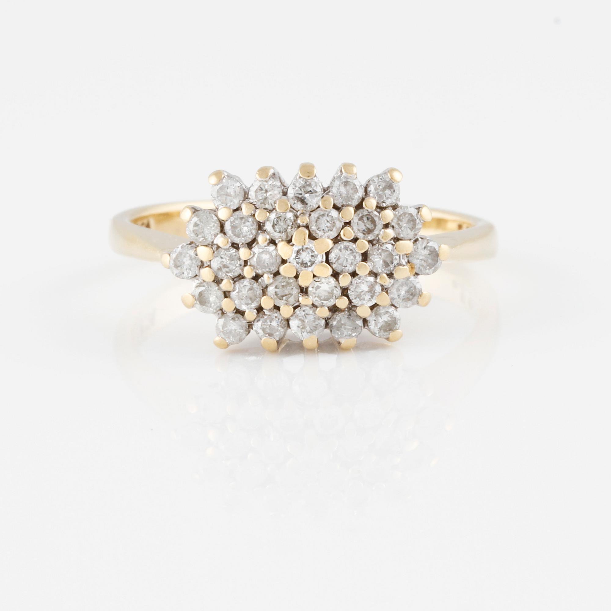 RING, 18K guld med briljantslipade diamanter 0.50 ct. diamanter. Vikt 3,6 gram.