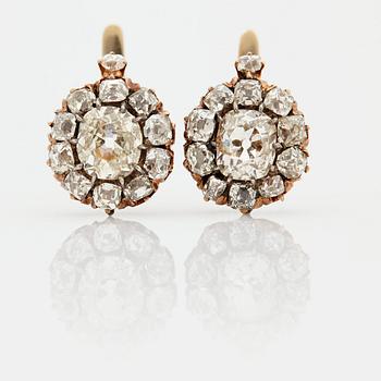 A PAIR OF EARRINGS.