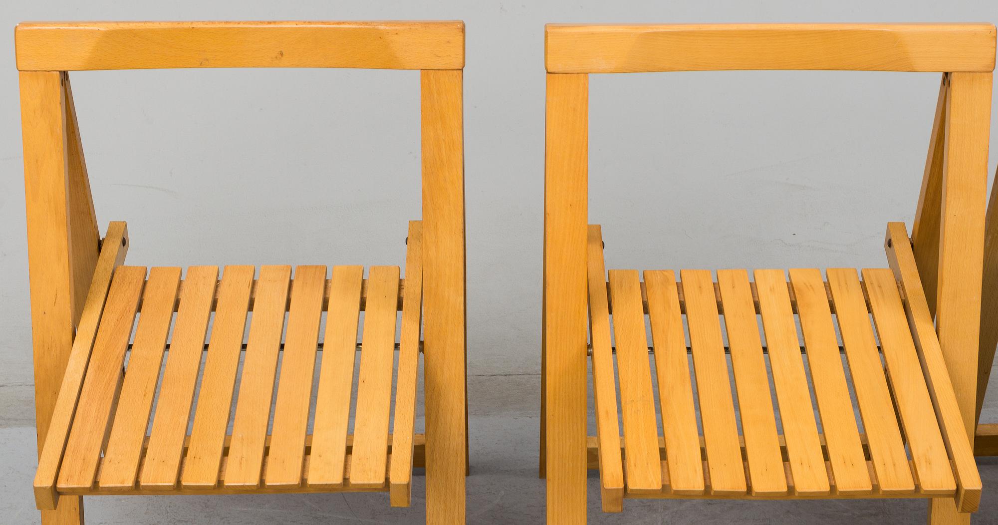 A gateleg table and 4 chairs, late 20th century.