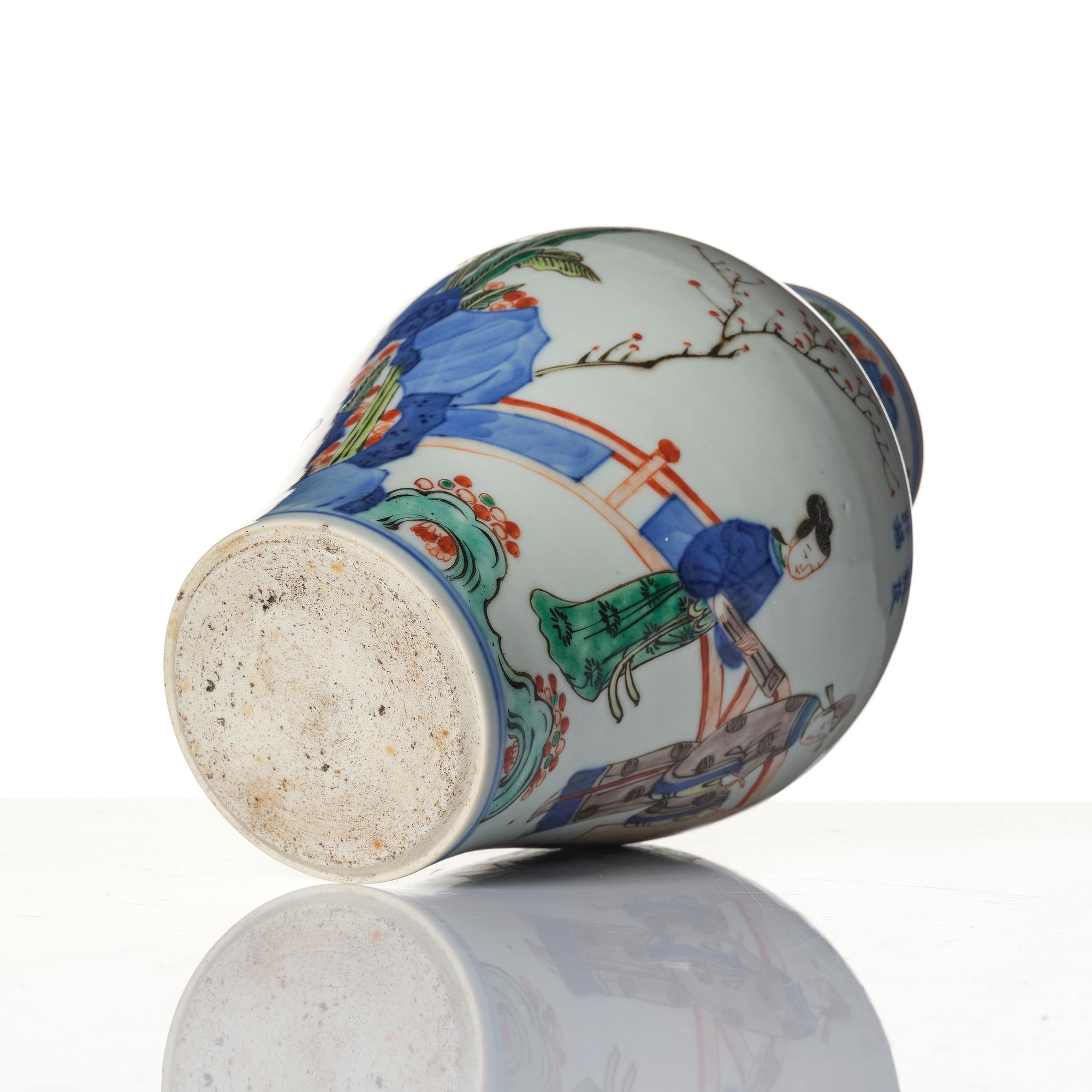 A wucai Transitional style vase, Qing dynasty, 19th century.