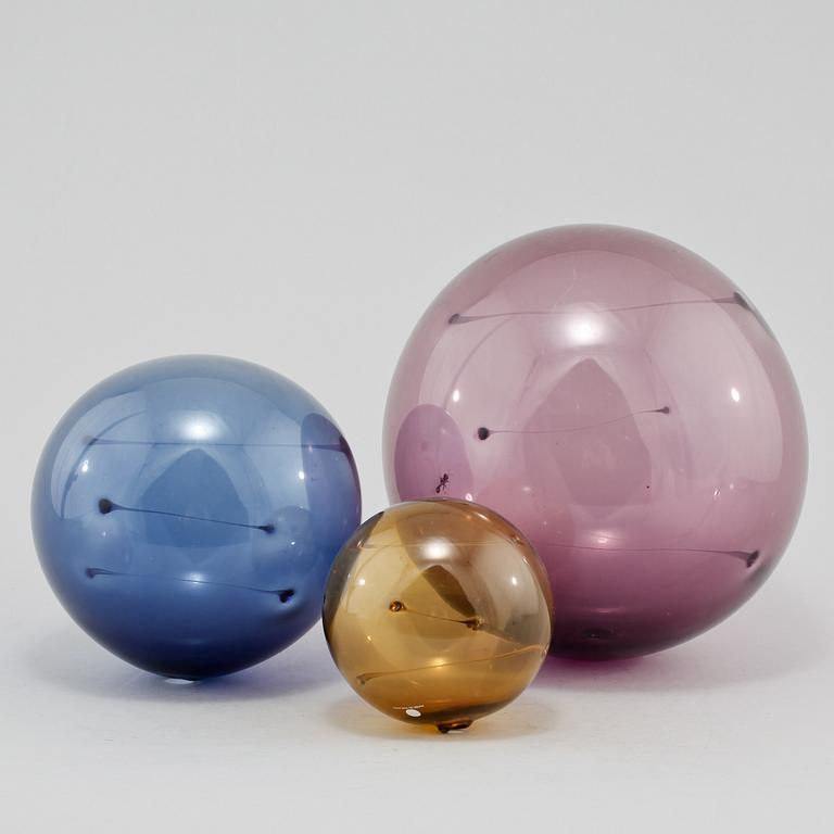 KONSTGLAS, 3 st, "Solbollar", Timo Sarpaneva, 1900-talets senare hälft.