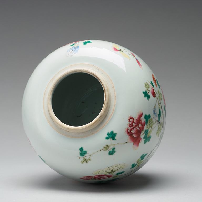 A famille rose jar, Qing dynasty.