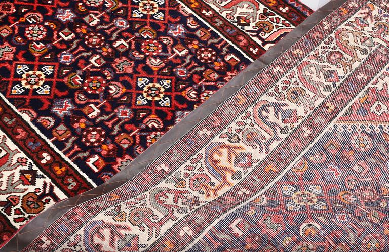 A Hamadan runner, approx. 400 x 110 cm.
