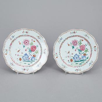 TALLRIKAR, ett par, porslin, Qing dynastin, Qianlong (1736-95).